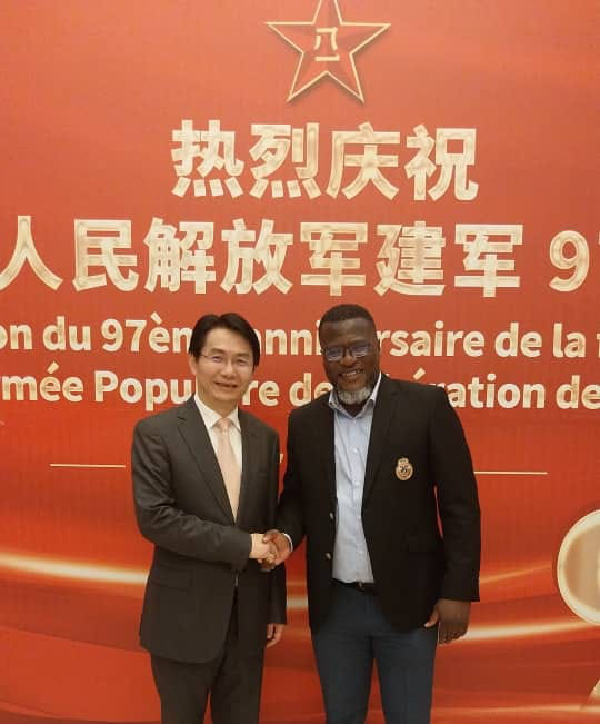 Rodrigue Ouakiri, président du Club des Amis de la Chine en Côte d'Ivoire, célèbre le 97e anniversaire de l'Armée Populaire de Libération chinoise.